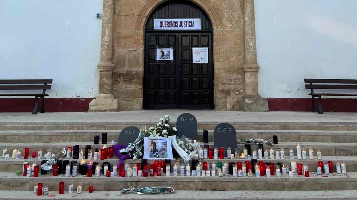 Muestras de recuerdo en Las Pedroñeras tras el asesinato, en junio de 2024, de Ammal y sus dos hijos. Las Palmiras. 