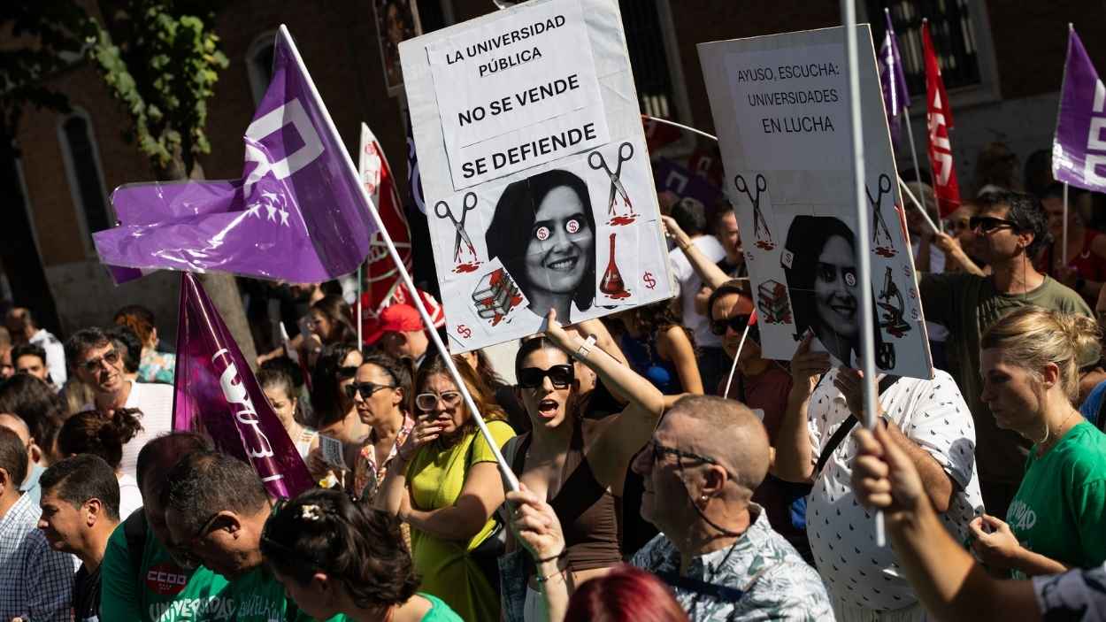 Protesta en la Universidad de Alcalá ante la llegada de la presidenta de la Comunidad de Madrid, Isabel Díaz Ayuso, para participar en el solemne acto de apertura del curso académico. EP/Archivo.