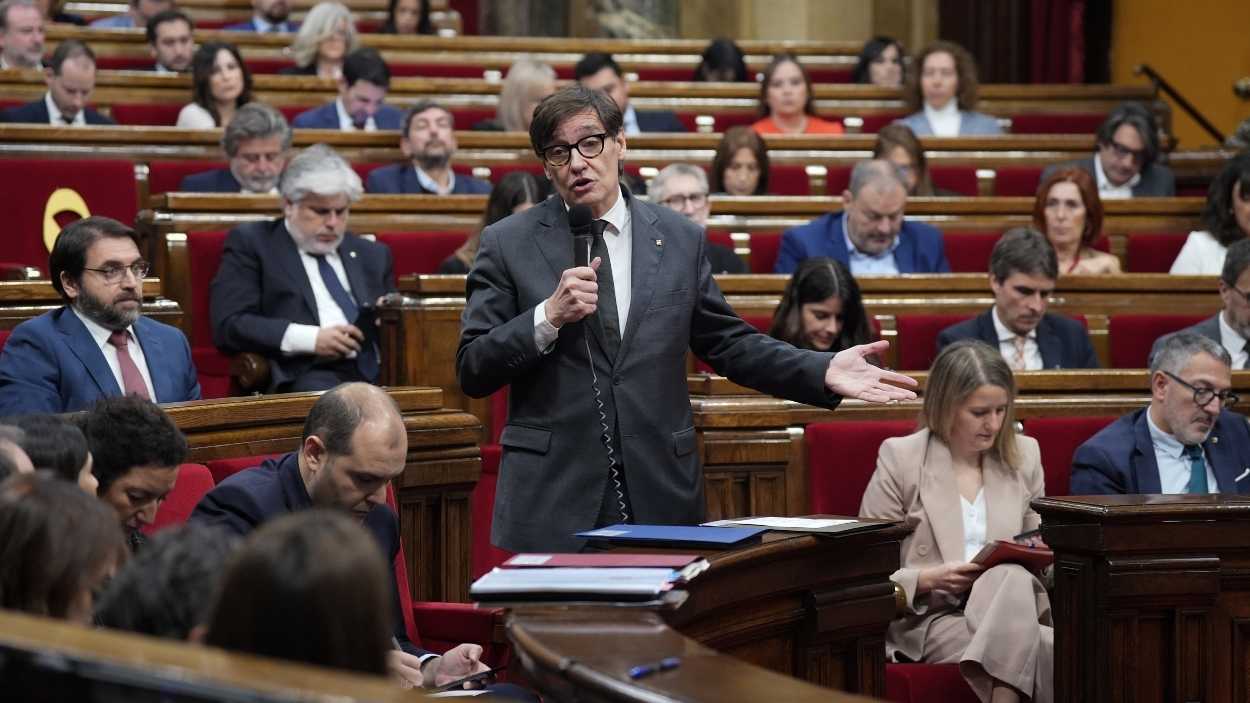 El president de la Generalitat, Salvador Illa, durante una sesión de control al Govern, en el Parlament de Catalunya. EP/Archivo.