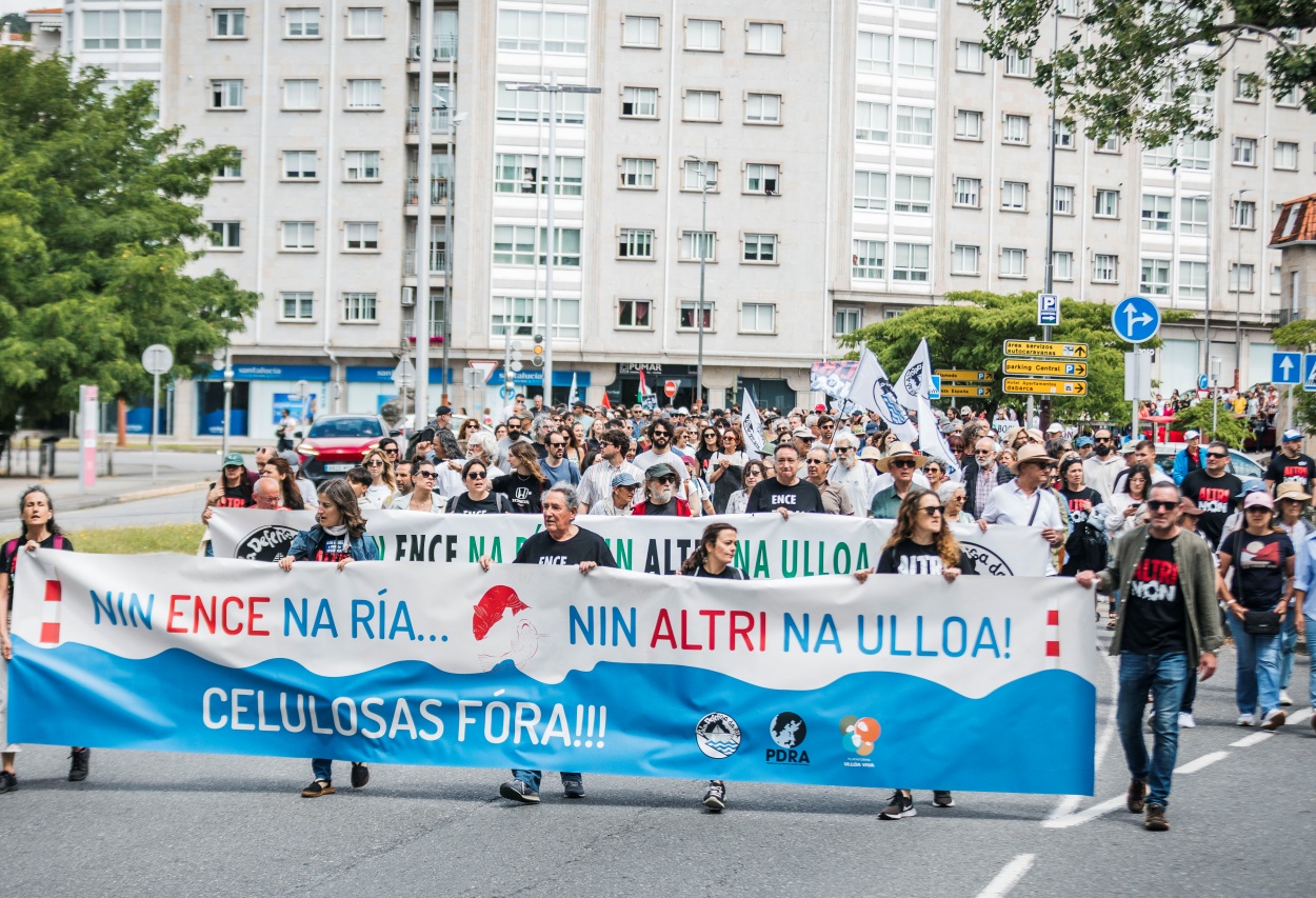Imagen de una de la protesta conjunta contra Altri y Ence Pontevedra celebrada este verano en la capital de las Rías Baixas (Foto: Europa Press).