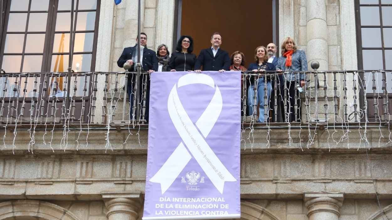 Fachada del Ayuntamiento de Toledo, con el lazo del 25N colocado por los concejales del PP. Ayuntamiento de Toledo.