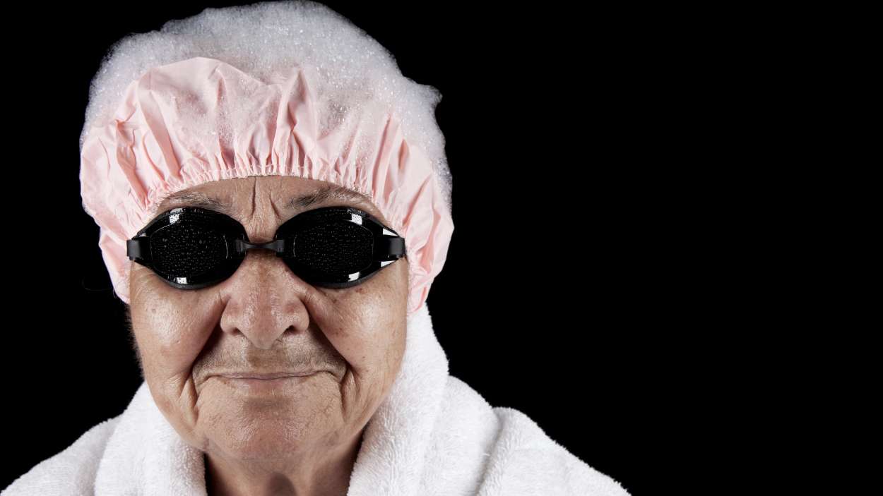 Si tienes más de 65 años, puede que te estés duchando demasiado esto dicen los dermatólogos