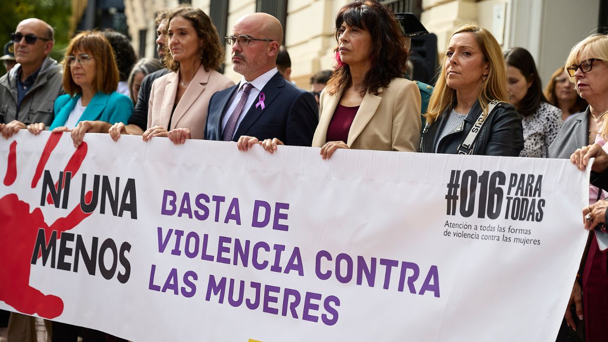 Políticos del PSOE portan la pancarta 'Ni una menos'. EP.