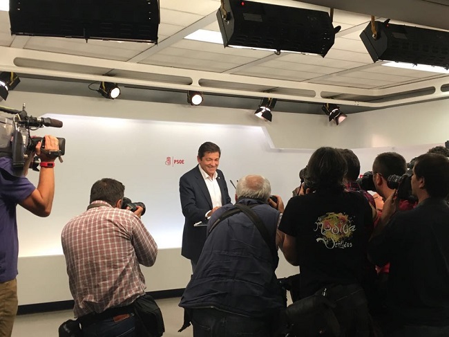Javier Fernández en su comparecencia tras la reunión de la gestora del PSOE