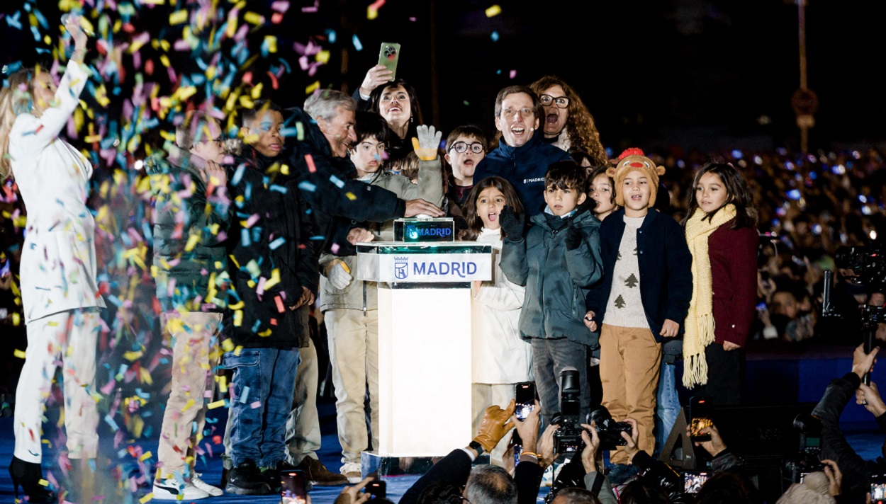 El alcalde de Madrid, José Luis Martínez Almeida, en el encendido de luces de Navidad con la nueva imagen de la ciudad. EP/Archivo.