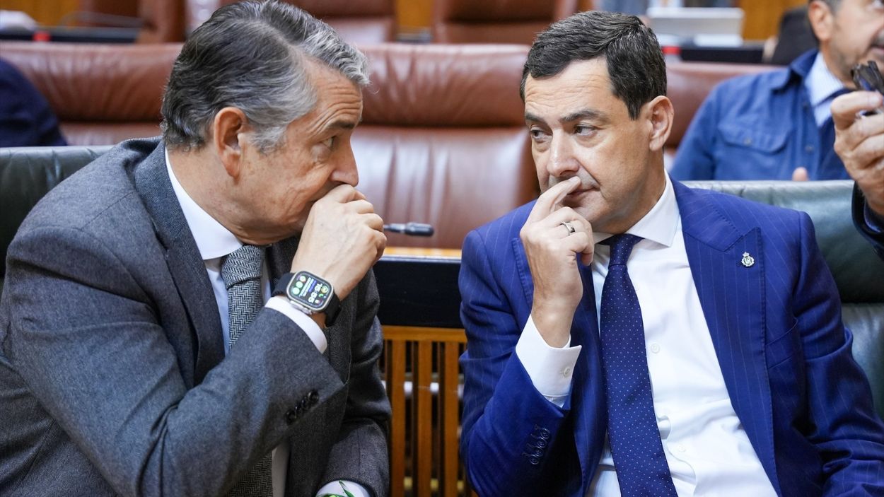 Presidente de la Junta de Andalucía, Moreno Bonilla (d.) y consejero de Sanidad, Antonio Sanz (i.) / EP