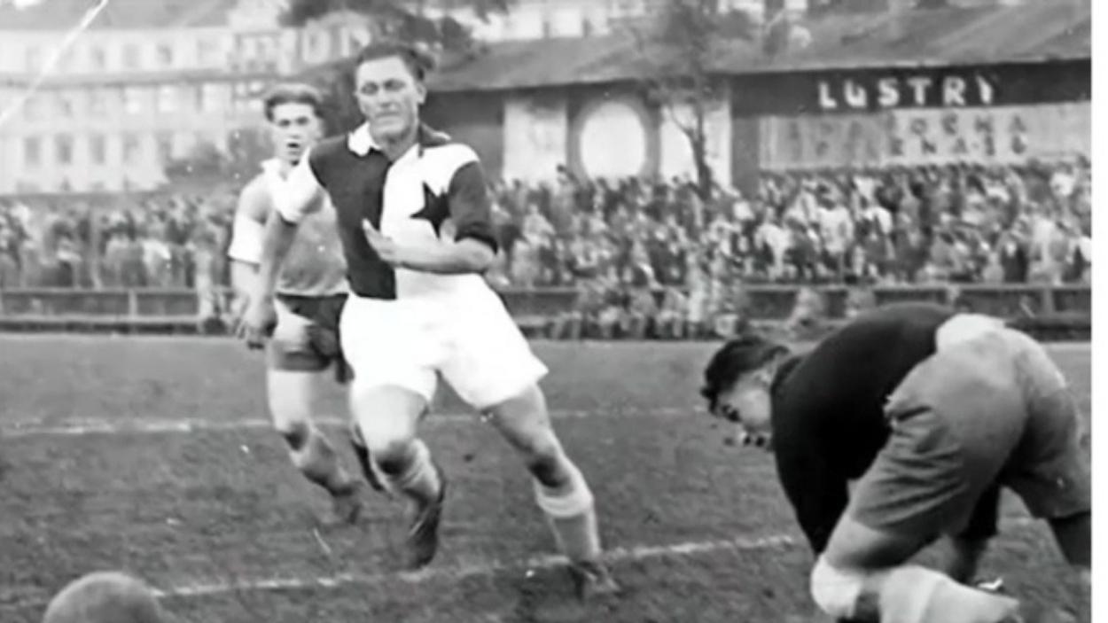 Josef Bican encara a puerta. Archivo.