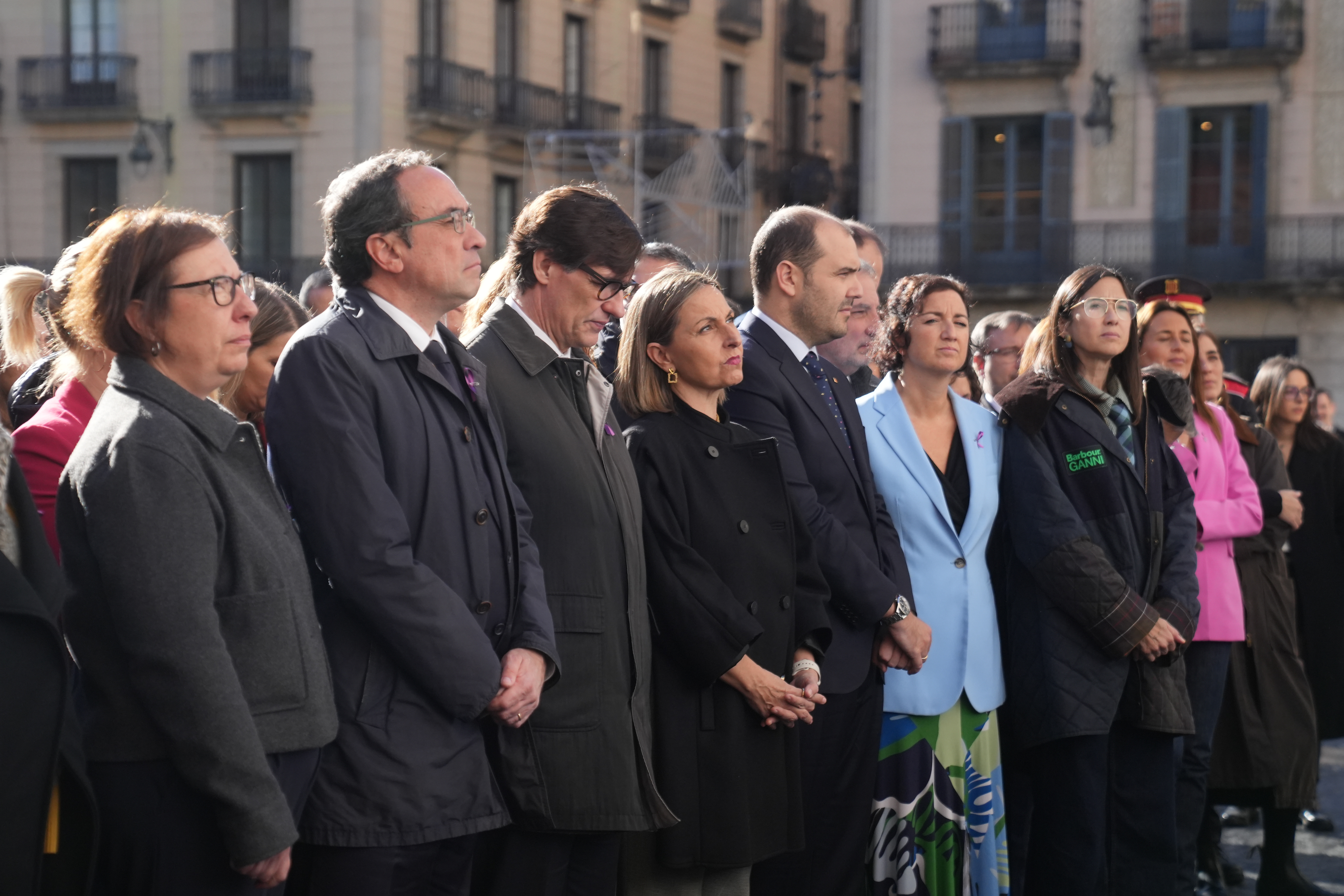 El presidente de la Generalitat, Salvador Illa, la consellera de Igualdad, Eva Menor, y el presidente del Parlament, Josep Rull, entre otras personalidades, durante el acto por el 25N. David Zorrakino / EP