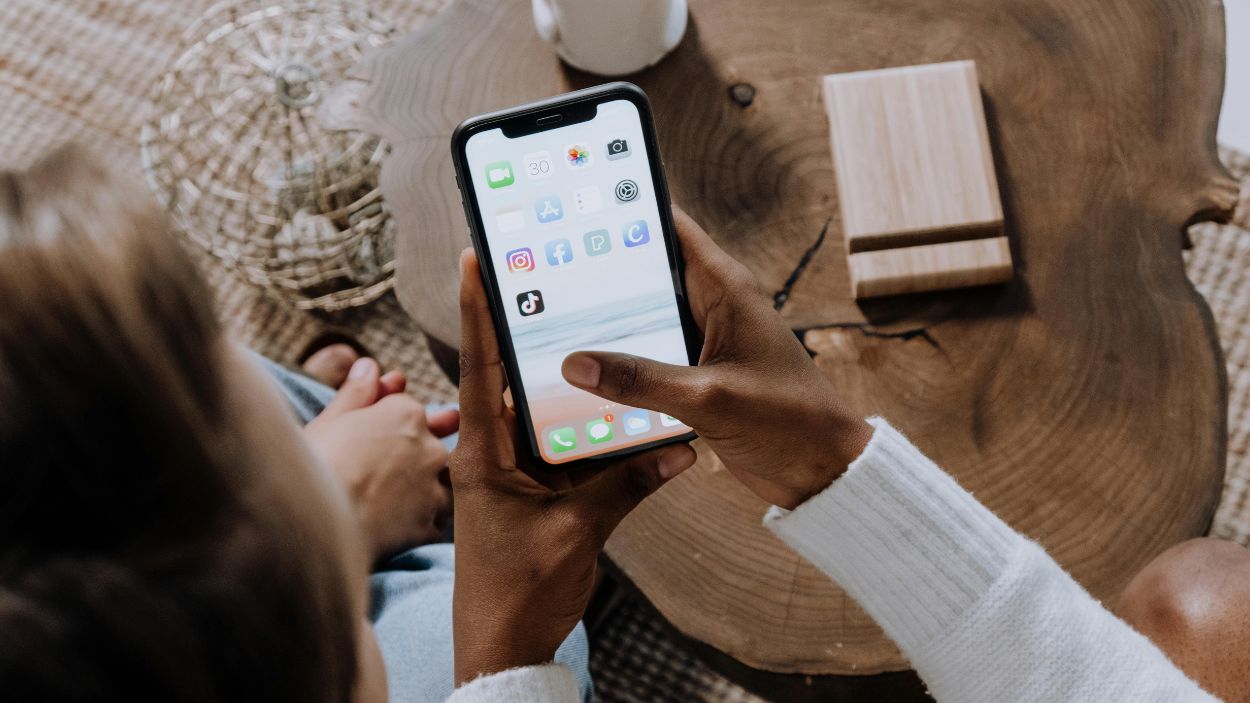 Móvil con Redes Sociales. Europa Press