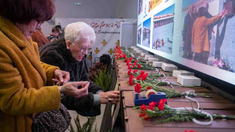 Familiares con los restos de sus antepasados asesinados y ahora exhumados. EP.