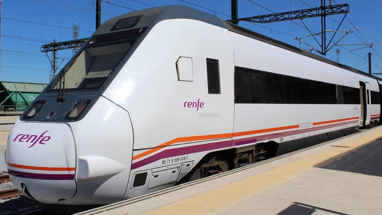 Renfe renueva la imagen exterior de sus trenes de Media Distancia en Extremadura con nuevos vinilos. EP.