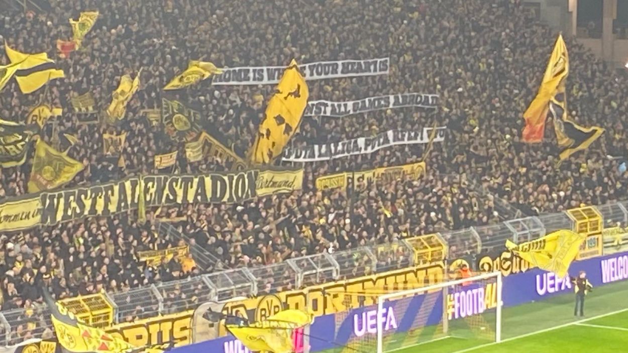 La afición del Dortmund señala a Tebas con un tifo brutal contra LaLiga y la RFEF por el partido en Miami