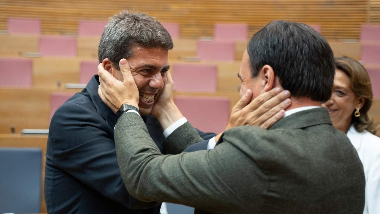 Carlos Mazón y Juanfran Pérez Llorca se saludan tras la investidura de Mazón de julio de 2023. EP/Archivo.