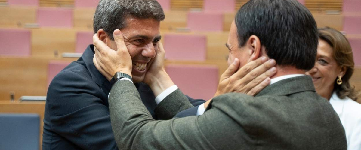 El "silencio" de Pérez Llorca sobre los whatsapps de Mazón y Feijóo: "Le debe el asiento"