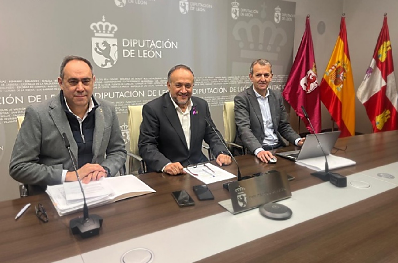 Gerardo Álvarez Courel, Valentín Martínez; y Santiago Dorado durante la presentación de los presupuestos de la Diputación de León. (Foto: Diputación de León)
