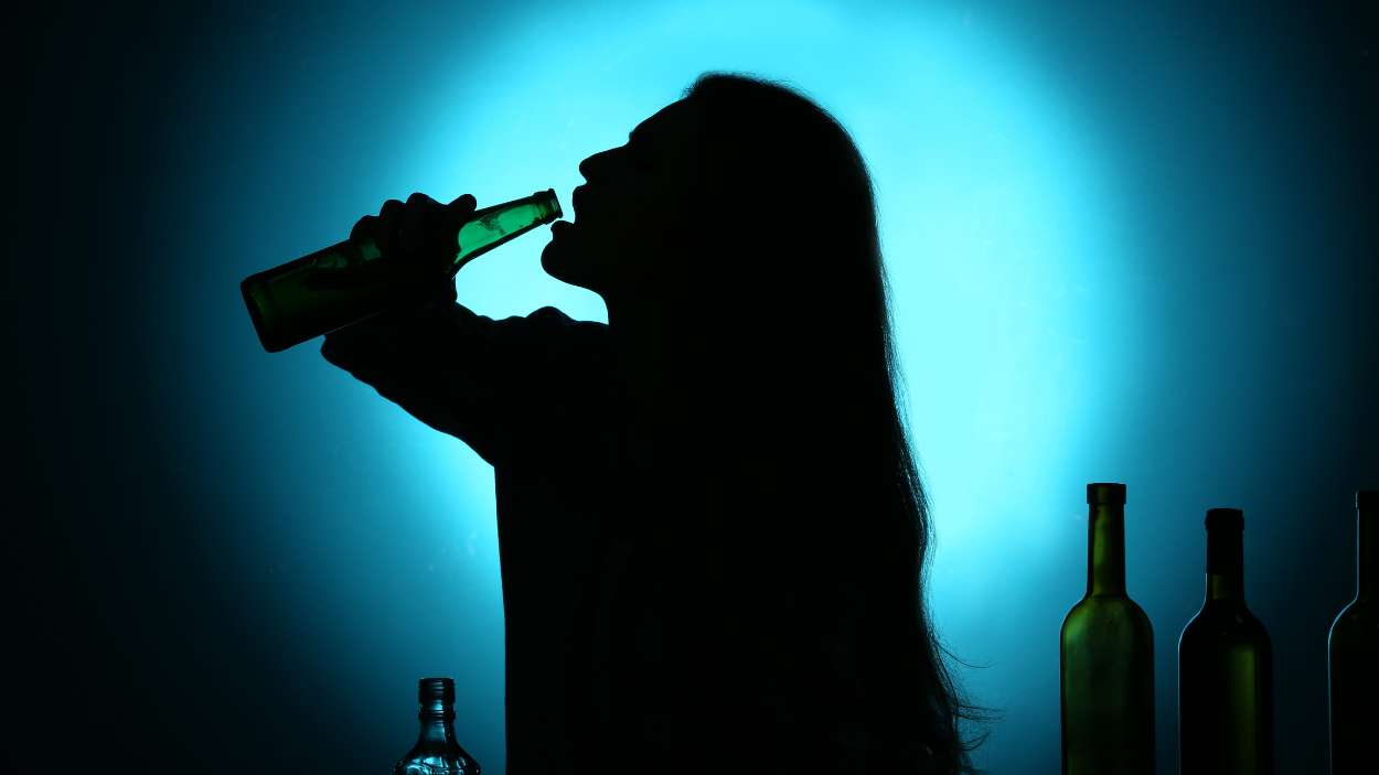 Un neurólogo lanza una advertencia la edad a partir de la que deberías dejar el alcohol para siempre