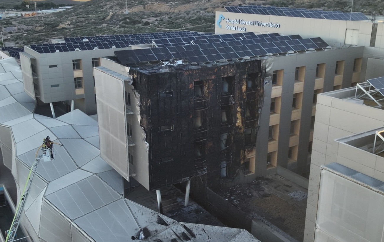 Estado en el que ha quedado el bloque 5º del Hospital de Santa Lucía de Cartagena después del incendio. (Foto: EP)
