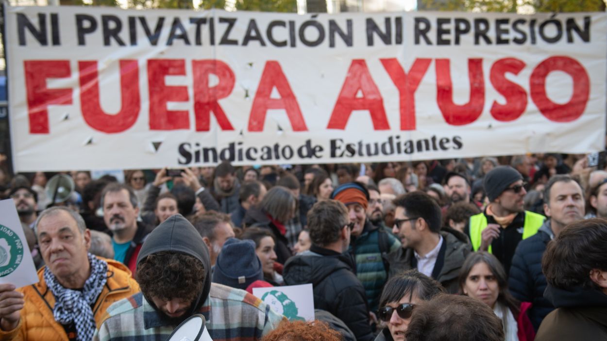 Decenas de personas durante una protesta en el marco de la Huelga General Universitaria, frente a la Consejería de Educación de la Comunidad de Madrid. EP.