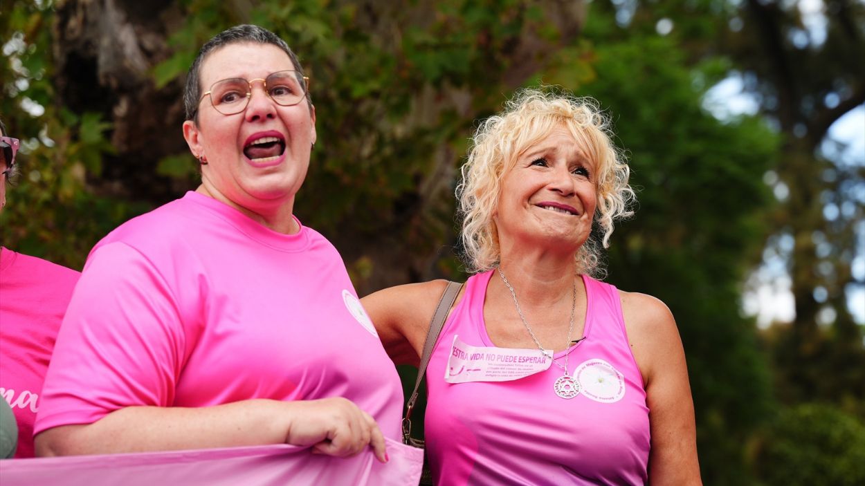 Anabel (i.) y presidenta de Amama, Ángela Claverol (d.) / EP