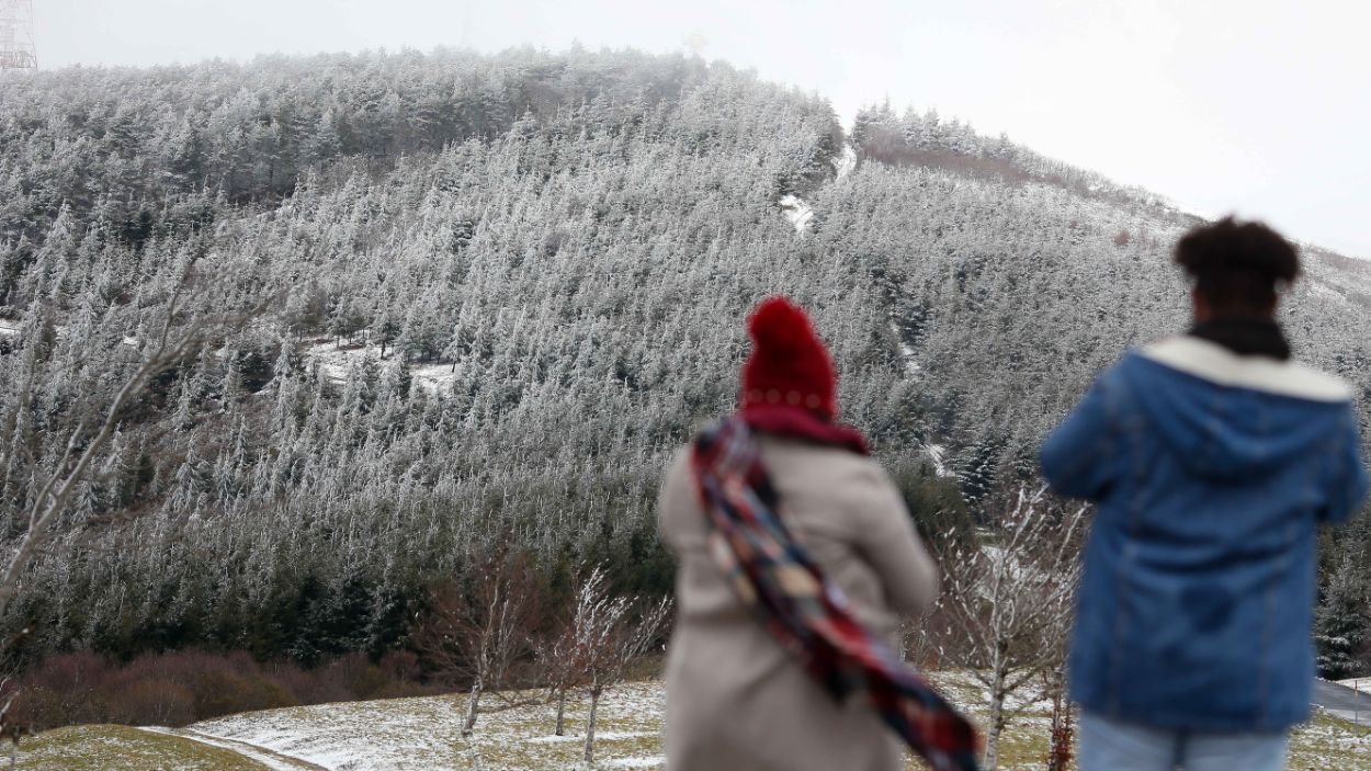 Varias personas pasean por la nieve, a 23 de marzo de 2025, en Pedrafita do Cebreiro, Lugo, Galicia. EP.