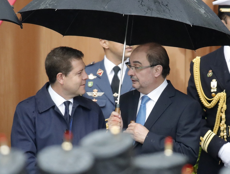 García-Page y Javier Lambán, presidentes de Castilla-La Mancha y Aragón, conversan durante el desfile de esta mañana. 