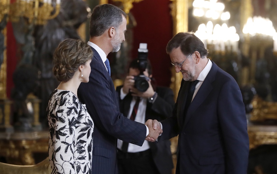 El presidente en funciones, Mariano Rajoy, saludando al Rey.