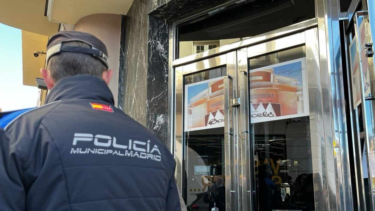 La Policía Municipal acompaña a funcionarios del Ayuntamiento de Madrid para precintar Teatro Barceló. EP.
