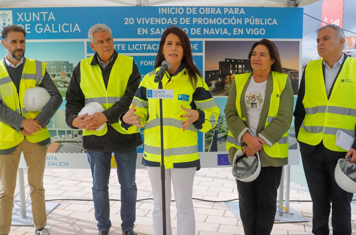 Aunque la Xunta se afana ahora en presentar proyectos de vivienda pública, en la imagen, la conselleira en un acto en Vigo, en 2024 solo se terminaron 5 pisos protegidos en Galicia (Foto: Europa Press).