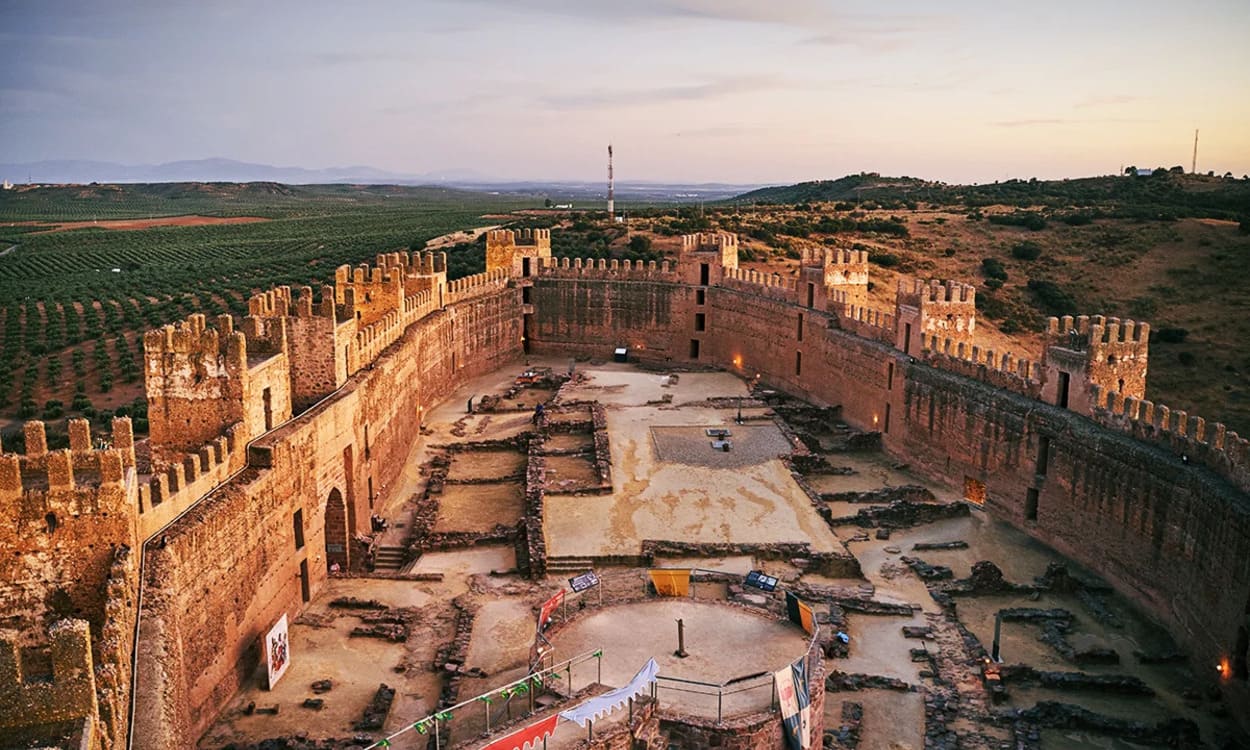 El Castillo de Burgalimar, considerado el más antiguo de España, domina Baños de la Encina desde hace más de mil años. LAENCINA TURISMO
