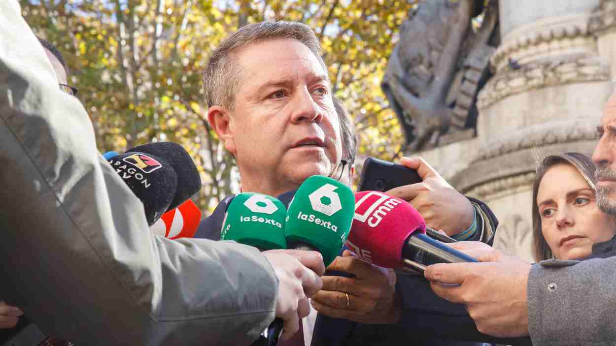 El presidente de Castilla-La Mancha, Emiliano García-Page, atiende a los medios de comunicación. JCCM.