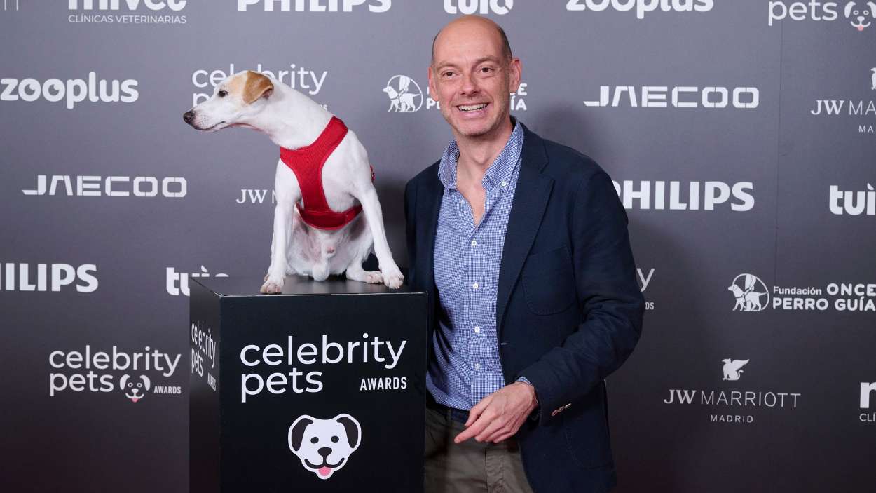 El donostiarra Pablo Muñoz y su perro Pipper resultan premiados en los Celebrity Pets Awards. EP