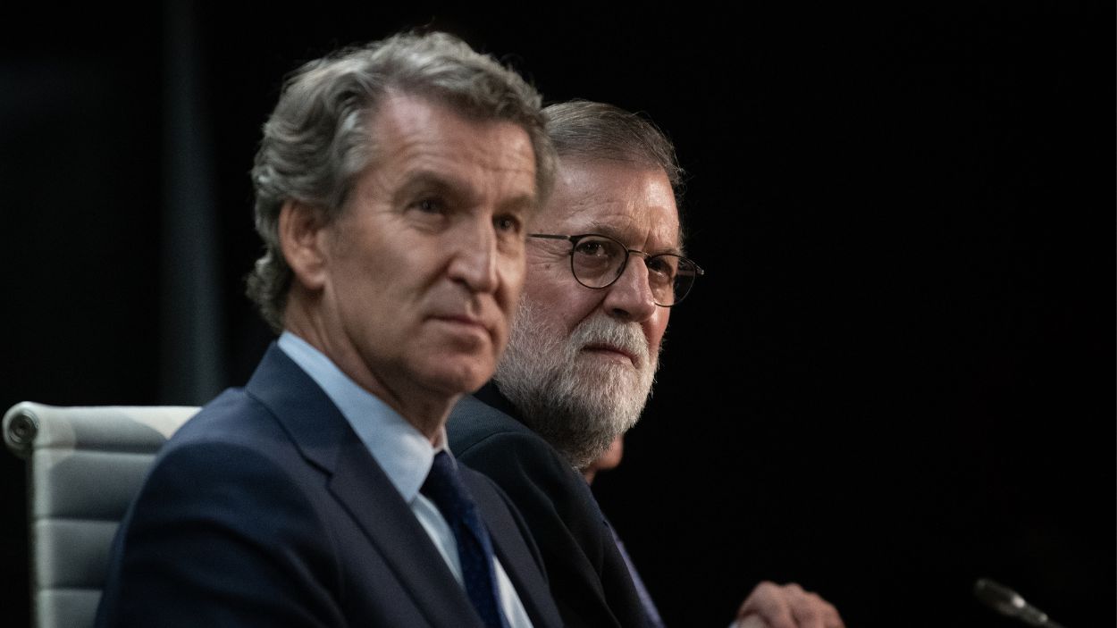 El presidente del Partido Popular, Alberto Núñez Feijóo, y el expresidente del Gobierno, Mariano Rajoy, durante la presentación del libro 'El arte de gobernar'. EP.