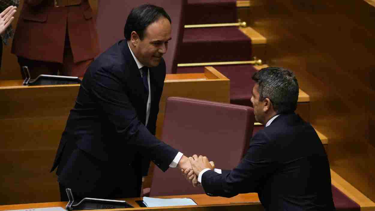 El presidente de la Generalitat, Juanfran Pérez Llorca, con el 'president' de la Generalitat en funciones, Carlos Mazón. EP