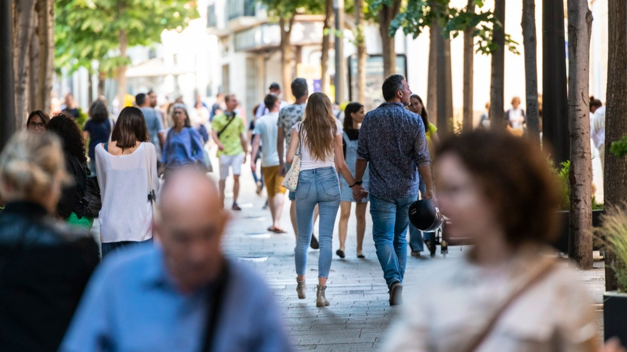 Gente paseando en la ciudad de Mataró