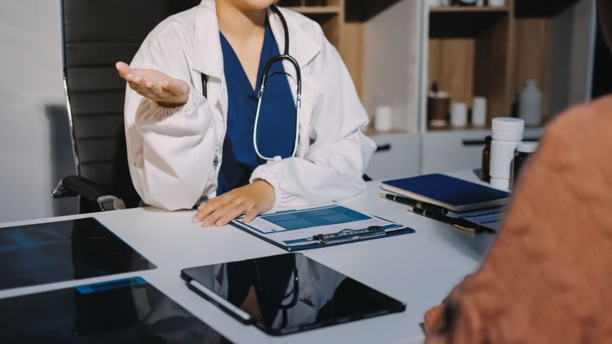 Doctora con un paciente  Foto de 123RFarmmypicca