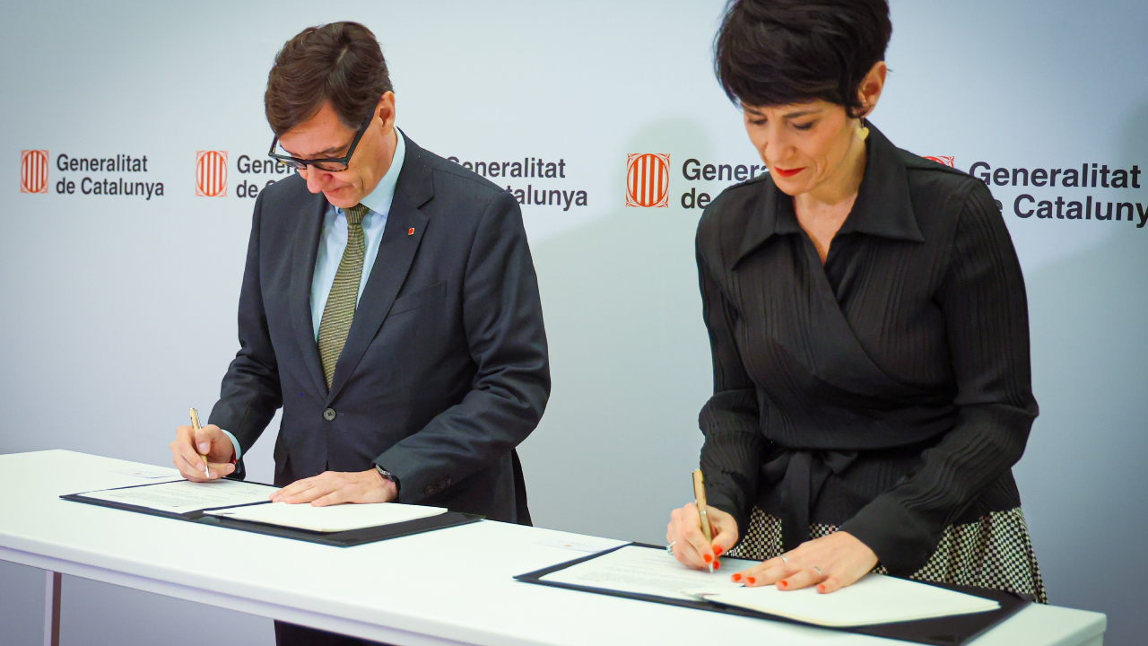 El presidente de la Generalitat, Salvador Illa, y la ministra de Inclusión, Seguridad Social y Migraciones, Elma Saiz, firman el convenio para monitorizar los discursos de odio "en línea". Jordi Bedmar