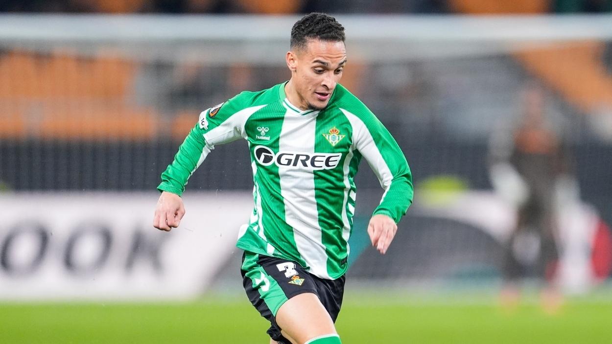 Antony conduciendo un balón en un encuentro con el Betis. EP