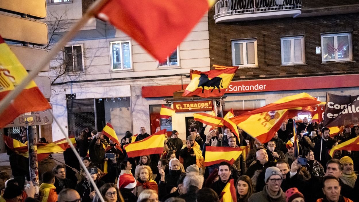 Manifestación ultra convocada por Revuelta, organización juvenil de Vox, a las puertas de la sede del PSOE en la calle Génova en enero de 2024. EP.