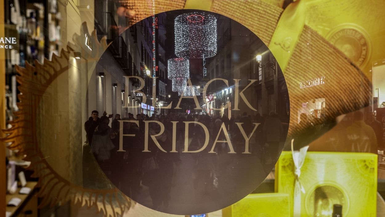 Un escaparate con ofertas por el Black Friday. EP.