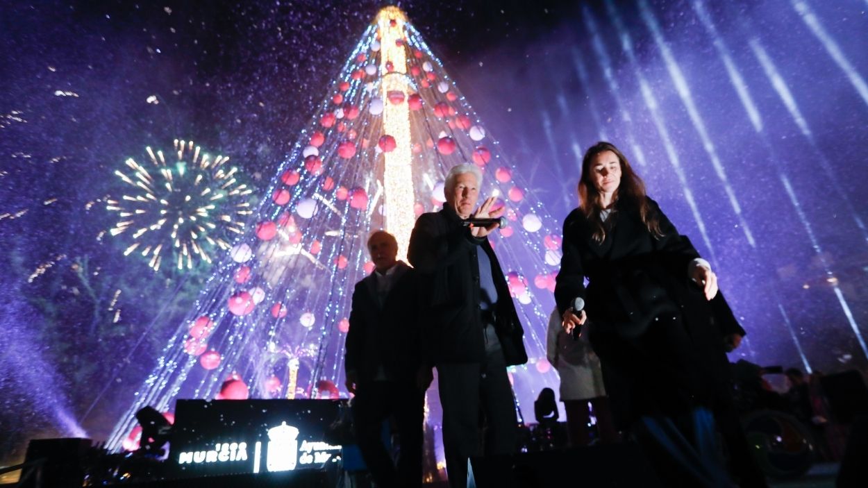 Richard Gere durante el encendido del árbol de Navidad en la plaza Circular de Murcia. EP.