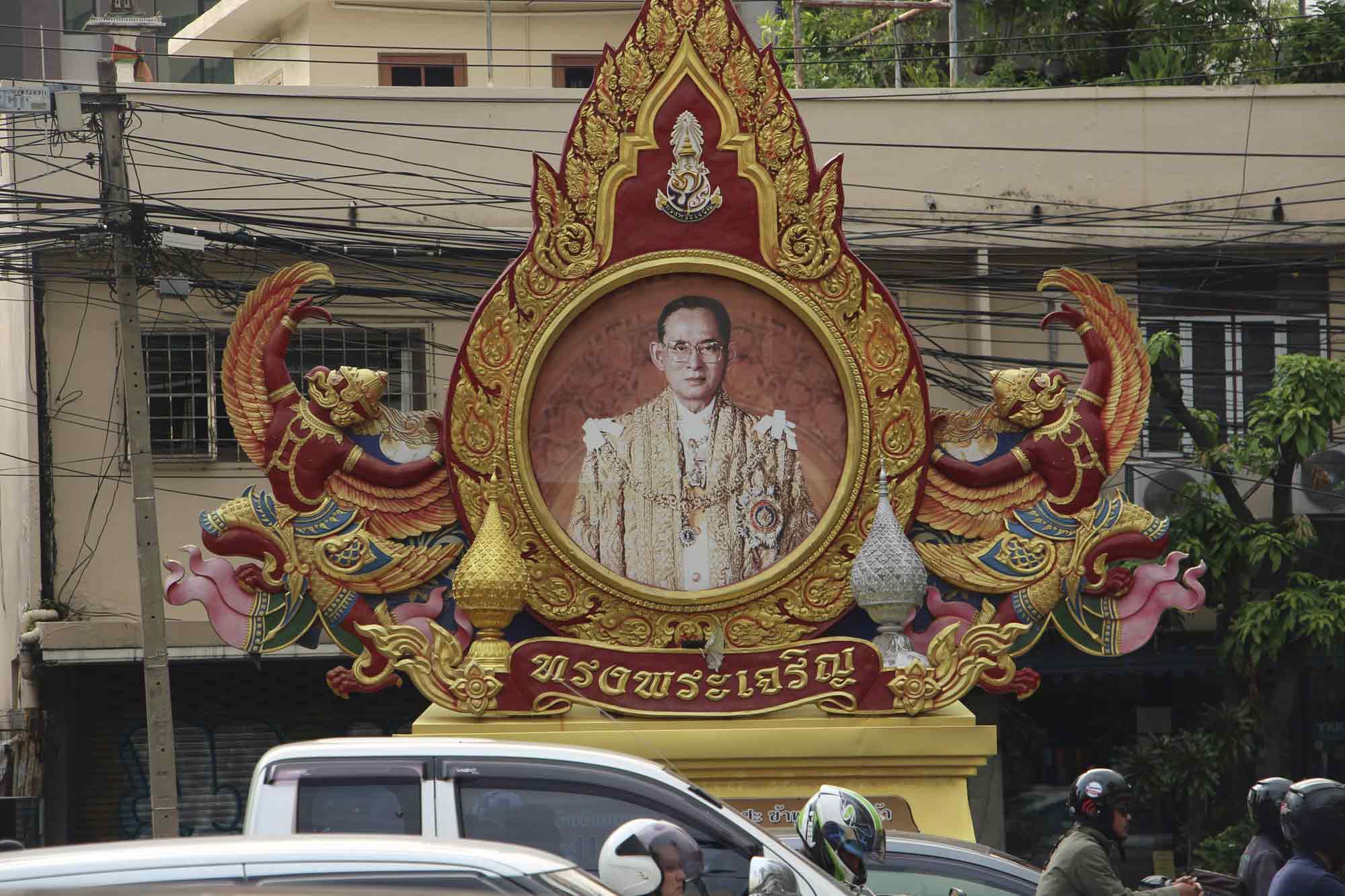 Fotografía de la figura del rey Bhumibol Adulyadej, reverenciado como un padre por muchos en Tailandia. EFE