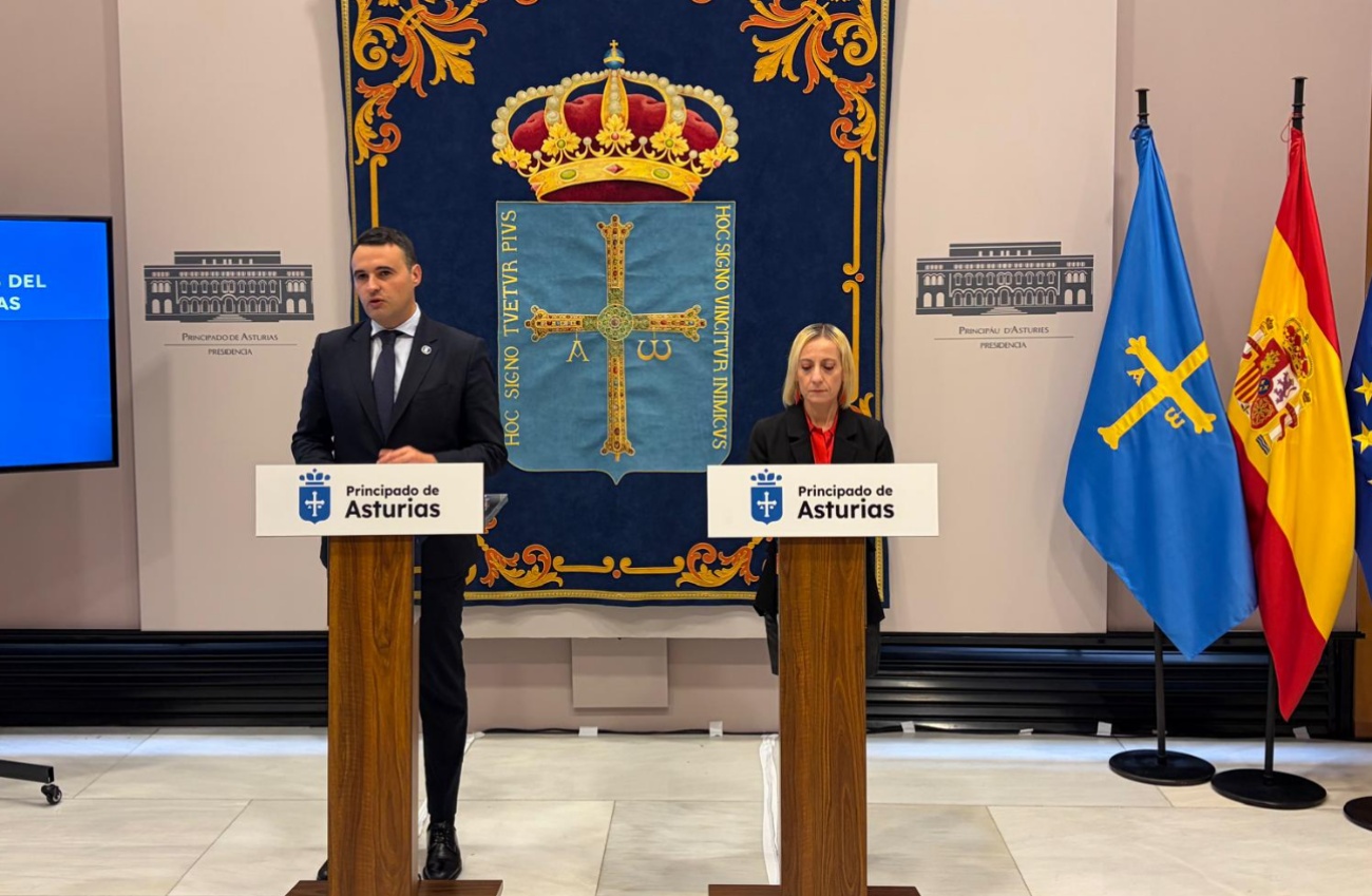 El consejero de Hacienda, Justicia y Asuntos Europeos de Asturias, Guillermo Peláez, y la directora general de Presupuestos y Finanzas, Mar García Salgado. (Foto: Principado de Asturias)