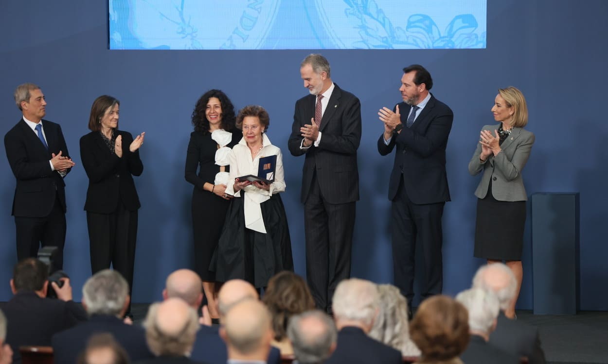 Foto de familia de la entrega del IX Premio Reino de España a la Trayectoria Empresarial en el Real Palacio de El Pardo, Madrid. GALLETAS GULLÓN