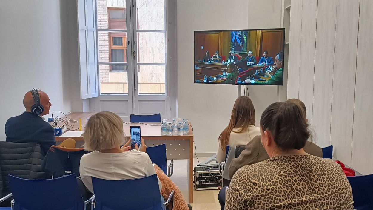 Periodistas siguen el pleno a través de un televisor / Fuente: publicada en redes por @Juan_porlen