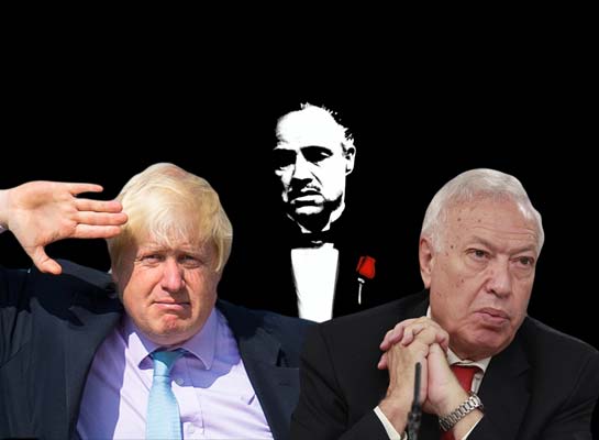 El ministro de exteriores británico, Boris Johnson y su homólogo español, José Manuel García Margallo, con Don Vito Corleone en el centro