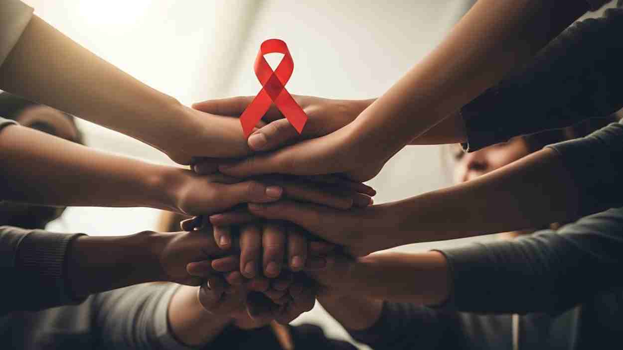 Lazo rojo sobre unas manos  Foto de 123RFxptushar