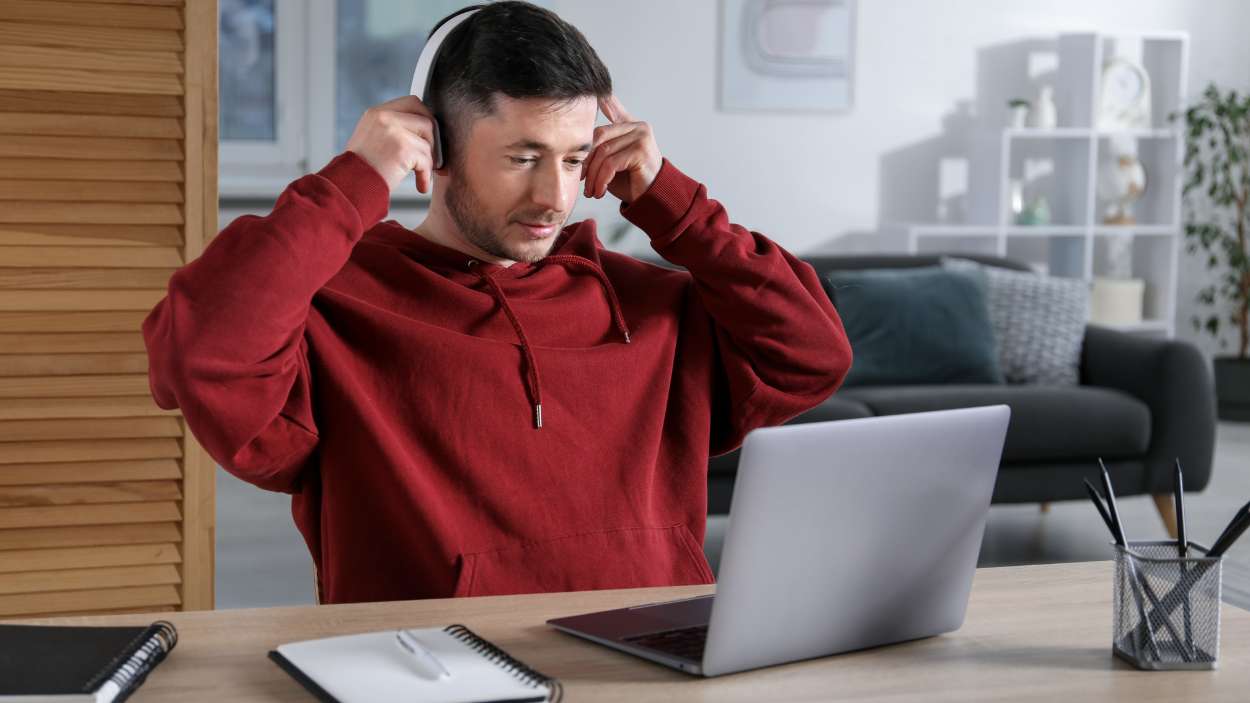 Por qué cada vez más profesionales apuestan reciclarse en universidades online