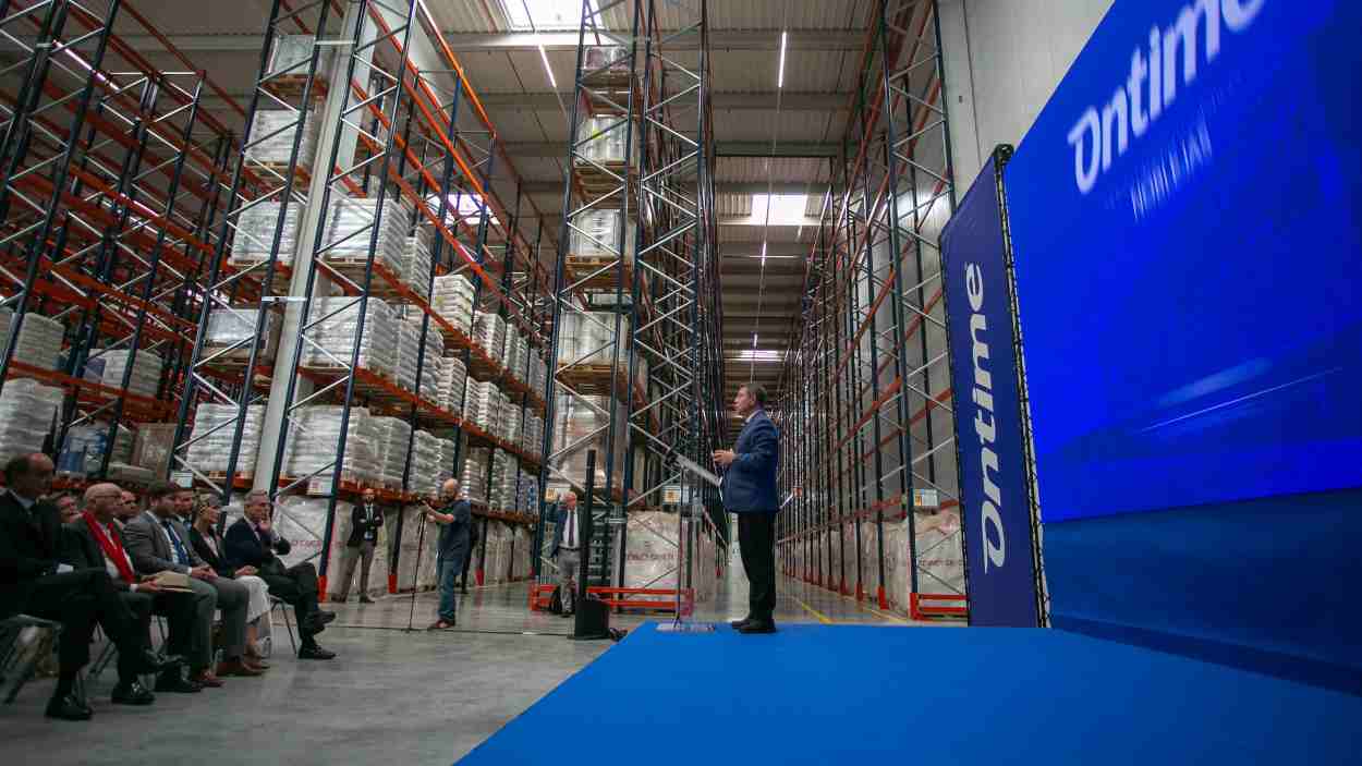 Emiliano García-Page en la inauguración de una planta logística en Noblejas (Toledo). JCCM.