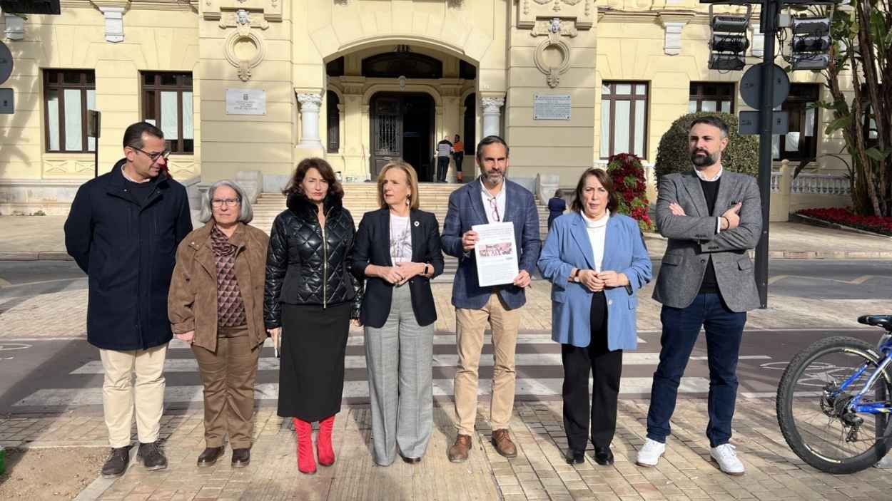 Escándalo en el Ayuntamiento de Málaga: El PSOE acusa al alcalde de “prevaricación en serie” por dejar morir expedientes contra pisos turísticos ilegales