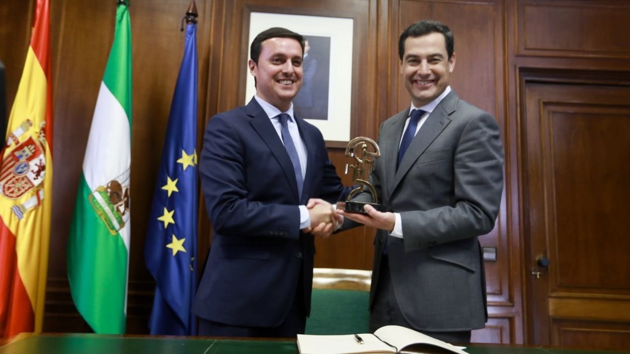 Presidente de la Junta de Andalucía, Moreno Bonilla, con el expresidente de la Diputación de Almería, Javier Aureliano García / EP